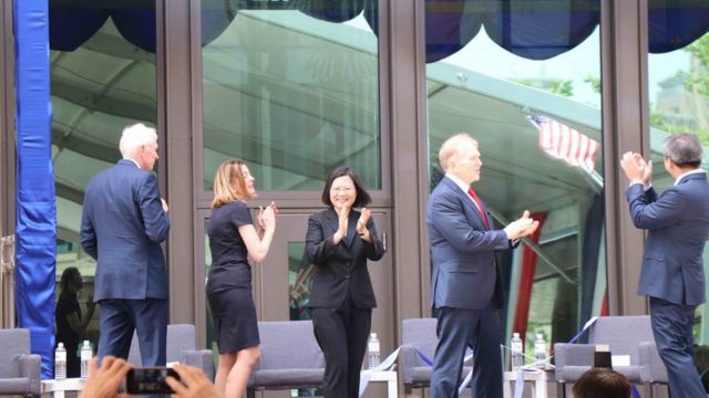 "美国在台协会"新馆于6月12日落成，台湾总统蔡英文（中）于揭幕后与嘉宾鼓掌。