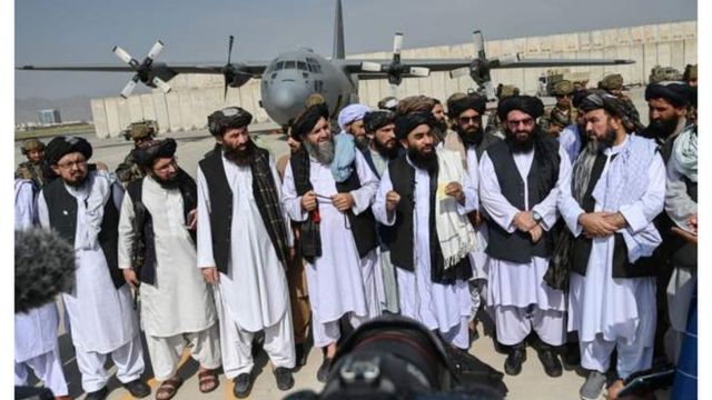 أفغانستان: بعد إقلاع آخر طائرة عسكرية أمريكية، طالبان تحكم السيطرة على مطار كابل