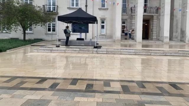 قلة من الناس حضروا لمشاهدة التتويج خارج مقر Walthamstow Town Hall ، ربما بسبب المطر