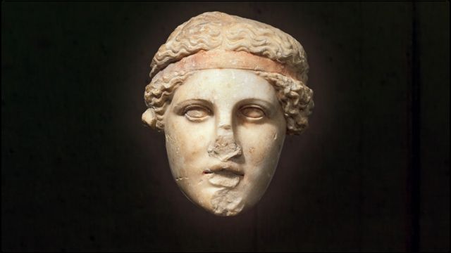 Cópia romana de uma estátua grega, com vestígios claros de cor
