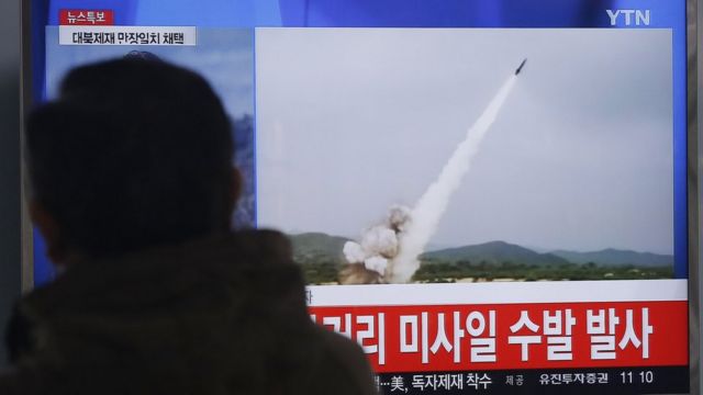 北朝鮮による短距離飛翔体の発射の様子をソウル駅のテレビで見る韓国男性（3日）