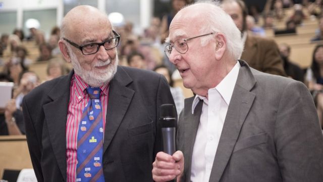 Peter Higgs (derecha) compartió el Premio Nobel con el físico belga François Englert (izquierda)