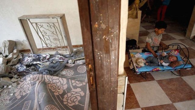 أطفال فلسطينيون يعودون إلى منزلهم في بيت حانون بعد وقف إطلاق النار
