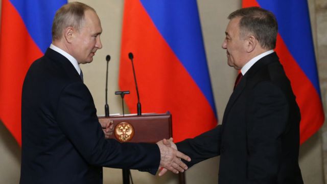 بوتين (يسار) مع الملياردير أركادي روتنبرغ