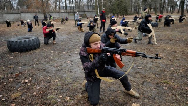 Rusia y Ucrania: los civiles reciben miles de fusiles y preparan cócteles  molotov para defenderse de la invasión rusa - BBC News Mundo