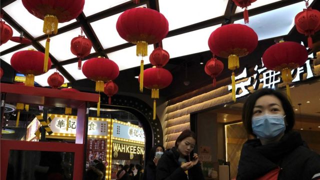 Pessoas em praça de alimentação em shopping em Pequim