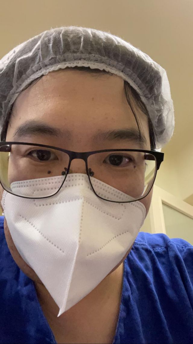 Médico Mauro Tamessawa faz selfie com máscara e touca