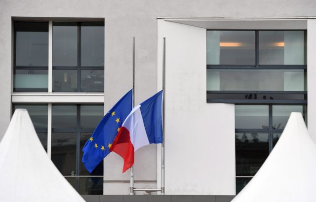 Las banderas de Francia y la UE a media asta en la embajada francesa en Berlín.