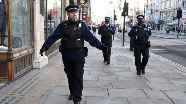 полицейский на улицах Лондона