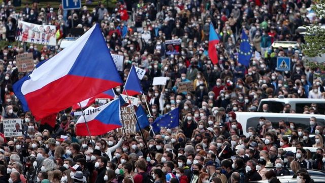 Тисячі чехів вийшли на протест проти президента. Все через Росію