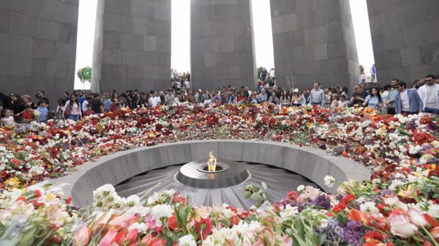 Ermenistan’da her yıl 24 Nisan’da, 1915 olaylarında ölenler anılıyor. O gün, Ermeniler, uzun bir yürüyüşle şehrin tepelik bir bölgesindeki Soykırım Anıtı’na gidiyor. Anma kapsamında katılımcılar, Soykırım Anıtı’na çiçek bırakıyor.