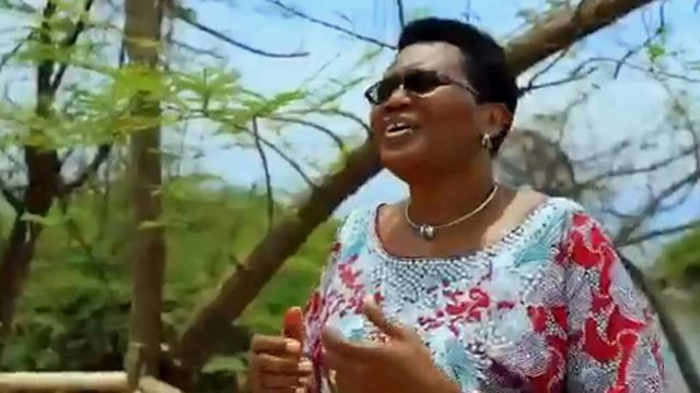 La première dame du Burundi chante contre la violence faite aux femmes infertiles