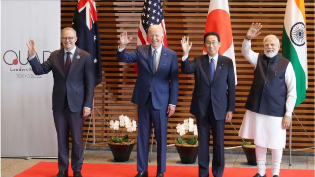 Thủ tướng Australia Anthony Albanese, Tổng thống Mỹ Joe Biden, Thủ tướng Nhật Bản Fumio Kishida và Thủ tướng Ấn Độ Narendra Modi vẫy tay chào giới truyền thông trước cuộc họp Bộ tứ tại Tokyo vào ngày 24/5/2022