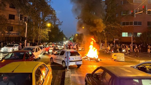 德黑兰一处反政府示威冲突现场一辆警察摩托车被放火焚烧（19/9/2022）