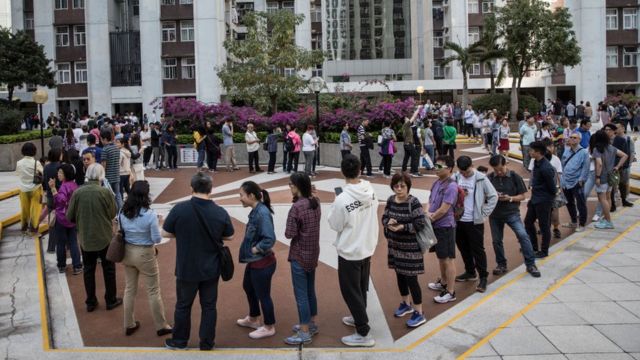 Nhiều người Hong Kong đã xếp hàng dài từ sáng sớm để ra bỏ phiếu