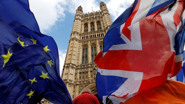Banderas de Europa y Reino Unido en el Parlamento.