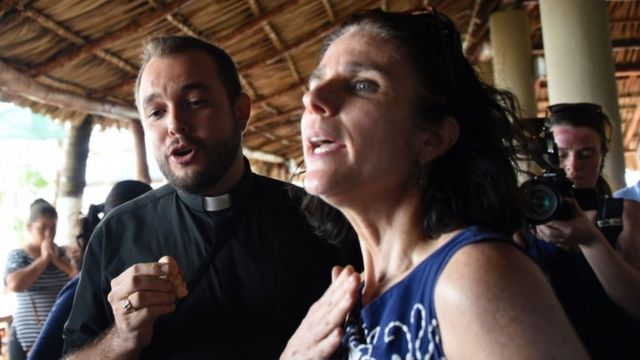 Rebecca Gomperts conversa con el seminarista Gil Hernandez luego de una conferencia de prensa en el puerto San José.
