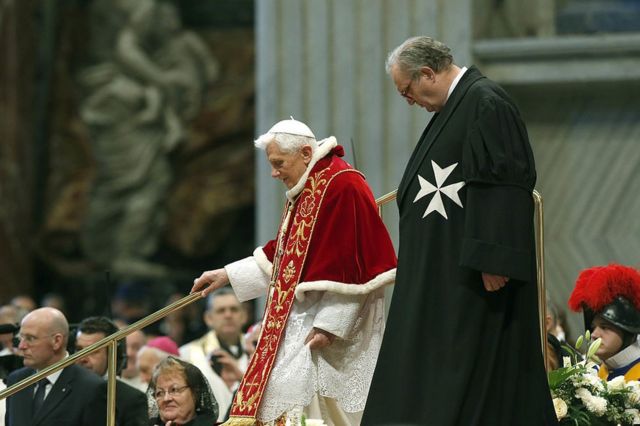 El gran maestro de la Orden de Malta, el británico Matthew Festing, junto al anterior papa, Benedicto XVI.