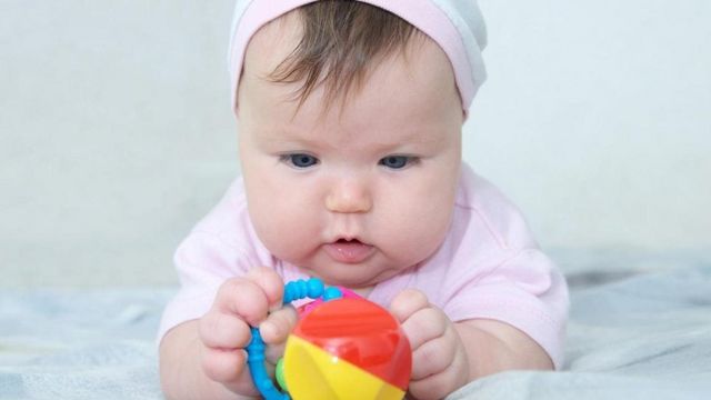 नन्हे शिशु के दिमाग की उथल पुथल को कैसे समझें? - BBC News हिंदी