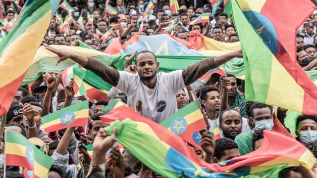 شباب إثيوبيون يحتفلون