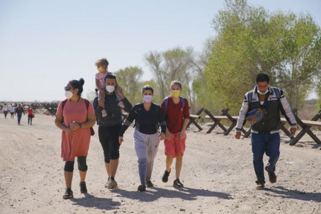 Migrantes de Colombia, Cuba y Venezuela llegando a EE.UU., tras cruzar el río Colorado, desde México. Esta foto fue tomada en Yuma, Arizona, el 21 de febrero.