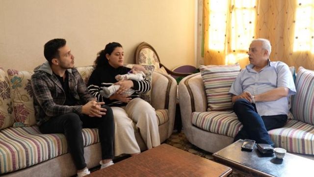 محمد حميدة مراسل بي بي سي عربي مع الأسرة في بيروت