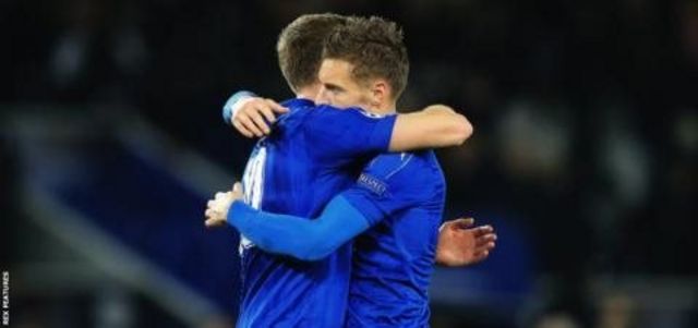 Andy King da Jamie Vardy na yi wa juna murnar kai wa matakin sili-daya-kwala a gasar cin kofin zakarun Turai