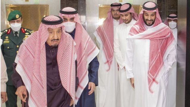 ملك المملكة العربية السعودية سلمان بن عبد العزيز يغادر مستشفى الملك فيصل بعد خضوعه لفحوصات طبية واستبدال بطارية جهاز تنظيم ضربات القلب، في الرياض، المملكة العربية السعودية في 16 مارس 2022.