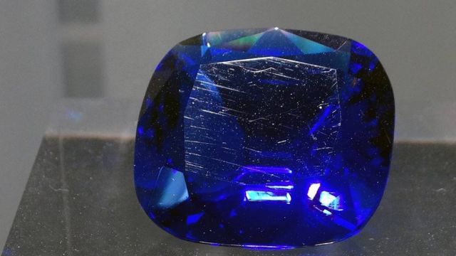 El diamante Hope, también conocido como "Le Bijou du Roi" y el "Azul Tavernier", un gran diamante azul profundo de 45,52 quilates