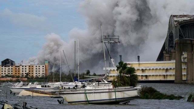 Humo de un incendio en Lake Charles