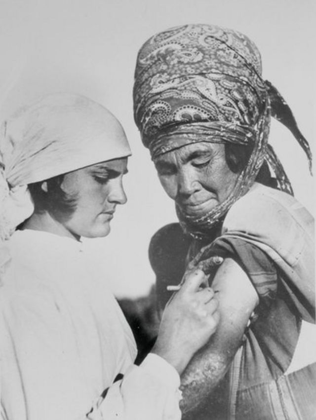 Vacunación de una campesina en la Unión Soviética.