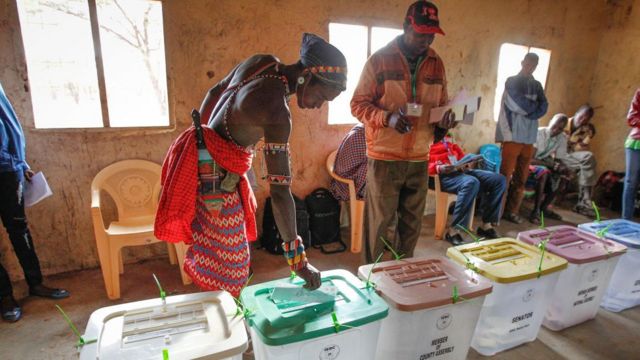 Un électeur en train de voter au Kenya