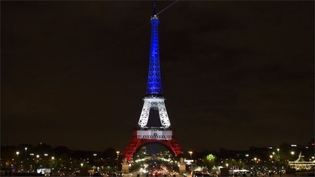 犠牲者を悼みフランス国旗の3色にライトアップされたパリのエッフェル塔（16日）