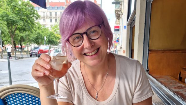 Catriona segura copo de vinho em Paris