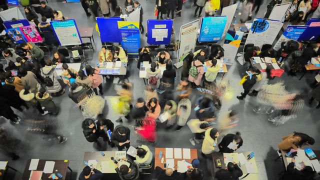 一些中国文科大学毕业生不断面临“就业难”和“薪资低”的困境。