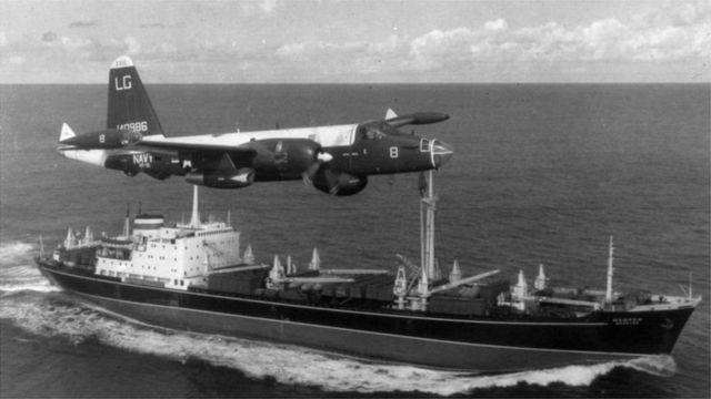 在古巴导弹危机期间，美国封锁古巴，并对驶近古巴的苏联船只进行拦截检查。