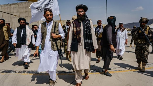 أنس حقاني، في الوسط، يقوم بجولة على المركبات العسكرية التي استولى عليها مقاتلو طالبان بعد سيطرتهم على مطار حامد كرزاي الدولي