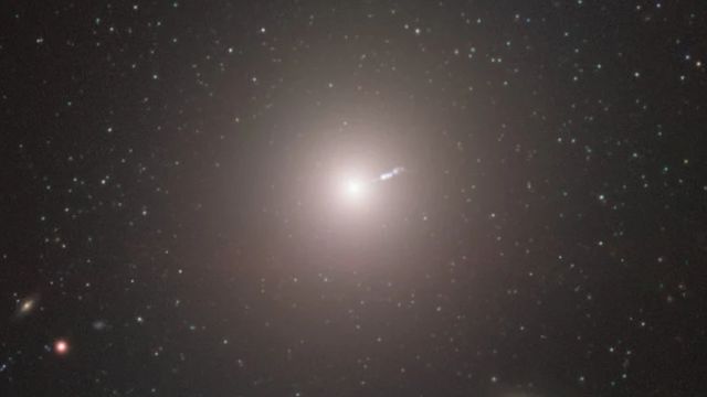 ภาพกาแล็กซี M87 จากกล้องโทรทรรศน์ VLT เผยให้เห็นไอพ่นพลังงานสูงของหลุมดำพุ่งออกไปทางขวา