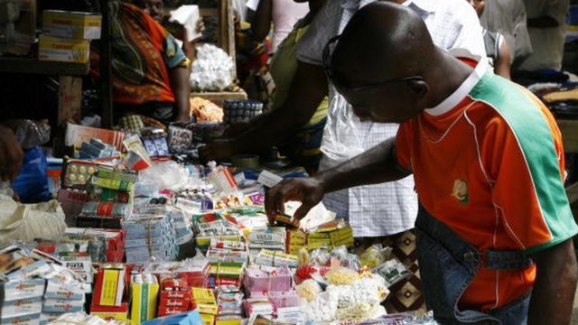 Un homme scrute des médicaments de la rue en Côte d'Ivoire (illustration)