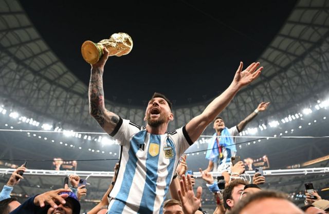 Lionel Messi, de Argentina, celebra con el trofeo de la Copa del Mundo después de ganar la final de 2022 en Qatar, en el Estadio Lusail el 18 de diciembre de 2022.