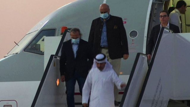 五名从伊朗获释的美国人在卡塔尔转机。