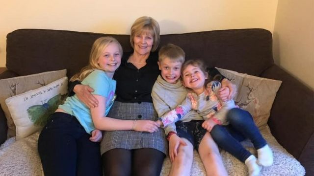 Janine Stone avec trois de ses petits-enfants