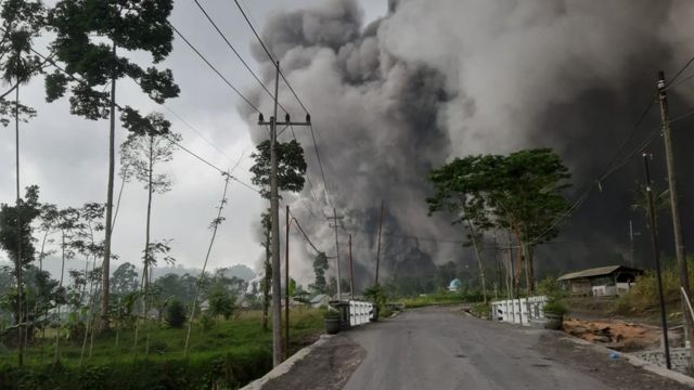 Gunung Semeru meletus