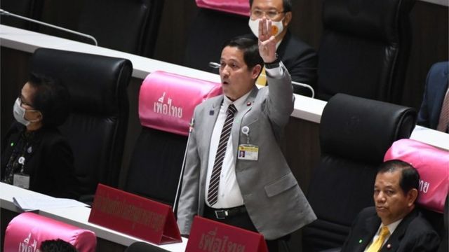 น.อ. อนุดิษฐ์ นาครทรรพ เป็น ส.ส. รายที่ 2 ที่ "ชู 3 นิ้ว" กลางสภา
