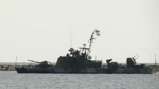 سفينة حربية روسية كانت تصاحب سفينة الشحن