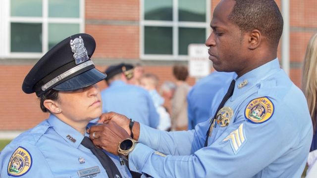 Policiais de Nova Orleans usando o broche do EPIC