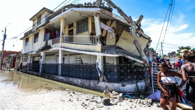 Vista de un edificio derrumbado tras un terremoto, en Les Cayes, Haití.