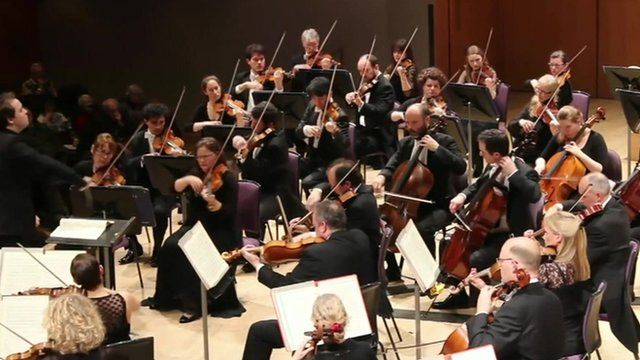 Halle Orchestra asks audience to pay what they like for concert - BBC News