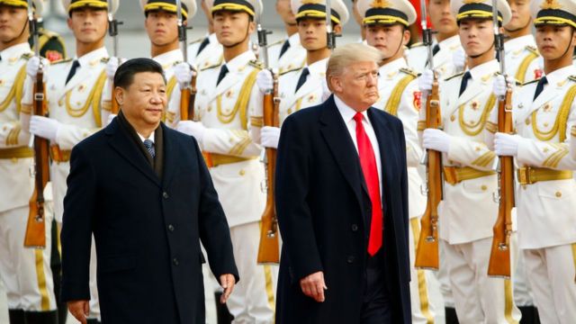 El presidente de China Xi Jinping recibiendo a su homólogo estadounidense Donald Trump en noviembre de 2017.