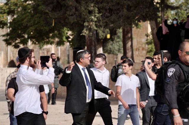 إيتمار بن غفير، عضو الكنيست الإسرائيلي، المتطرف اقتحم صحبة عشرات المستوطنين اليهود، ساحات المسجد الأقصى تحت حراسة الشرطة الإسرائيلية.